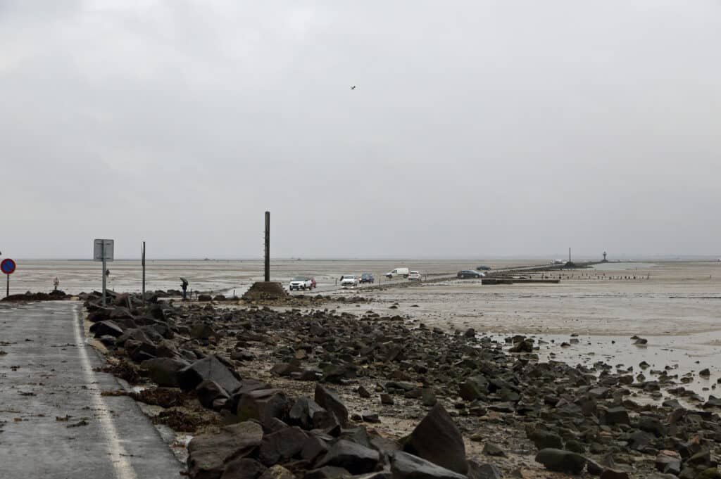 Passage du Gois à marée basse — traversée gratuite, Vendée