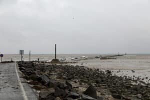 Passage du Gois à marée basse — traversée gratuite, Vendée