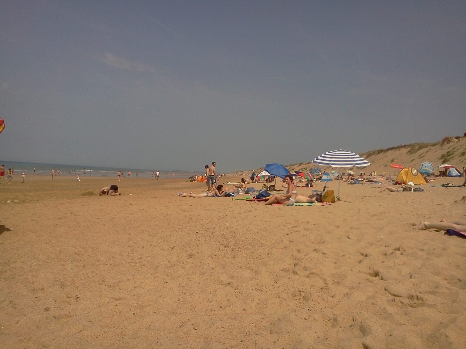 Chateau-d'Olonne - plage et vue de la ville