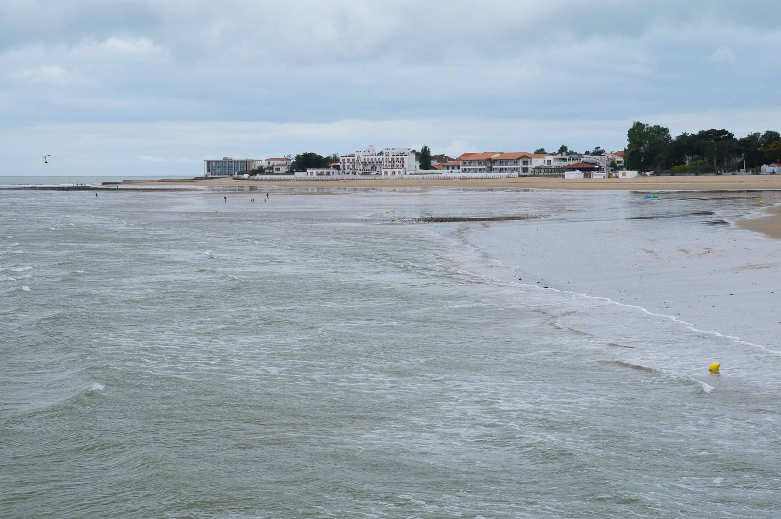 La Tranche-sur-Mer - plage et vue de la ville