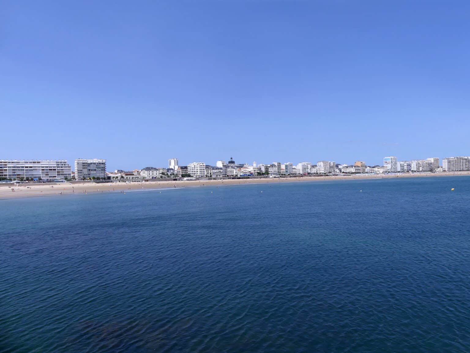 Les Sables-d’Olonne - plage et vue de la ville