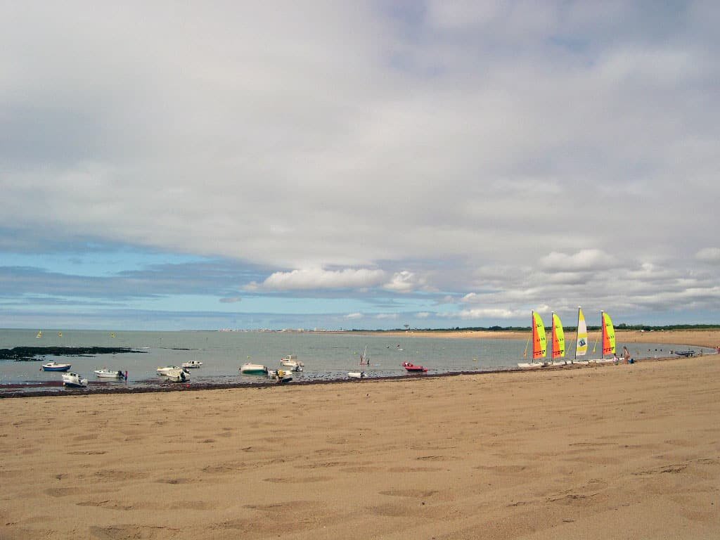 Saint-Hilaire-de-Riez - plage et vue de la ville