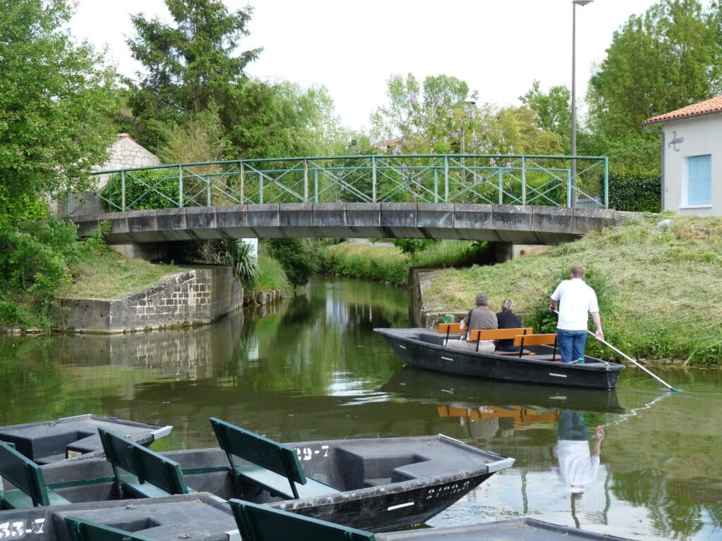 Barque traditionnelle sur un canal de la Venise Verte, dans le Marais Poitevin