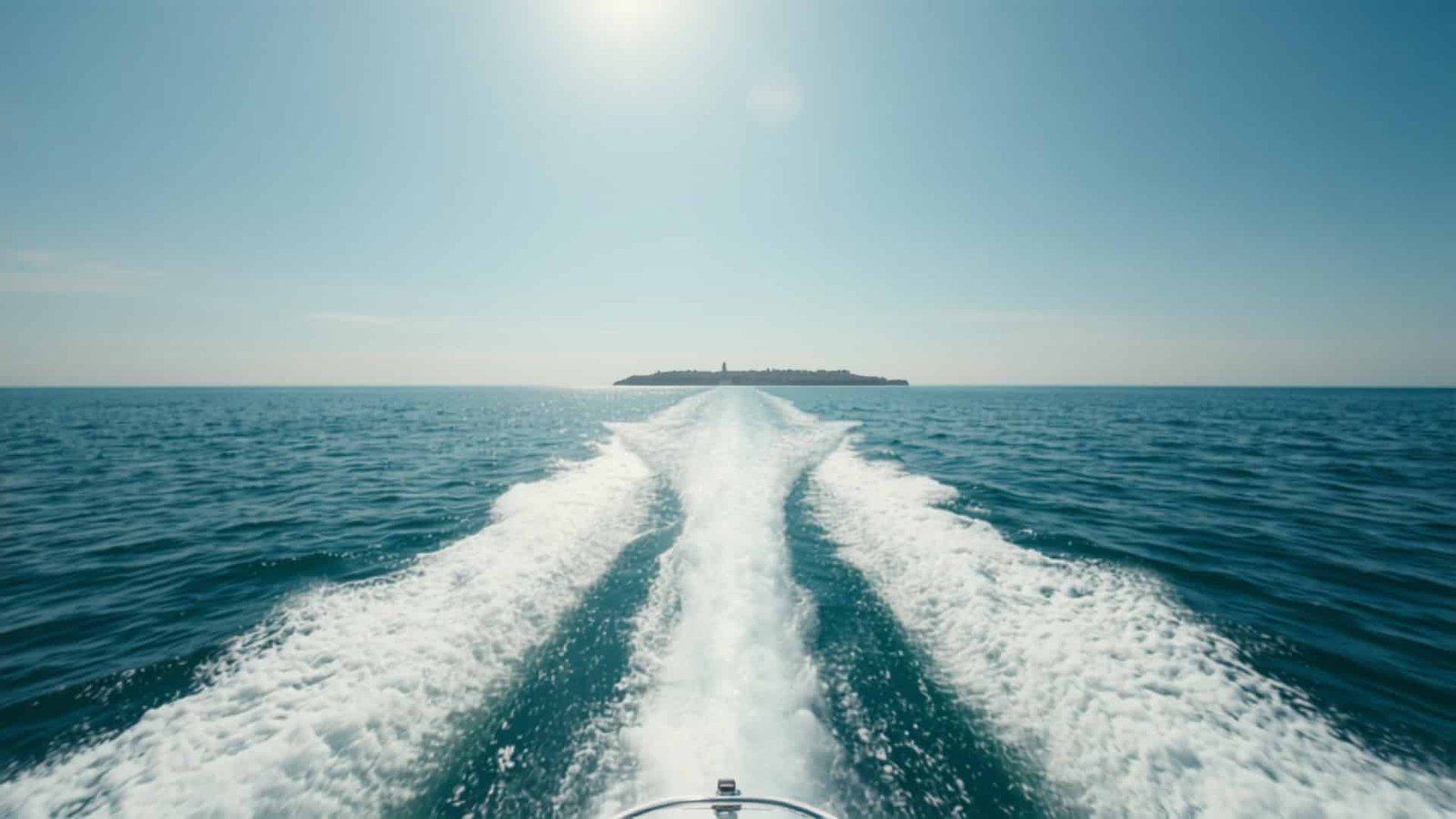 Bateau de promenade au large de la côte vendéenne vers l'Île d'Yeu