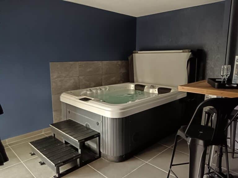 Le clos des Iris 85 - Gîtes famille et couple avec spa — Fontenay-le-Comte (Vendée)