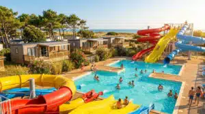 Parc aquatique avec toboggans colorés et piscine entourée de mobil-homes au Camping Europa, Saint-Gilles.