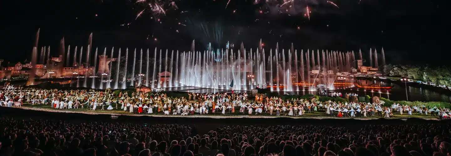 Le final de la Cinéscénie du Puy du Fou devant les gradins
