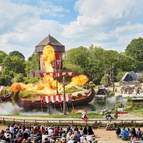 Drakkar jaillissant de l’eau dans le spectacle Les Vikings