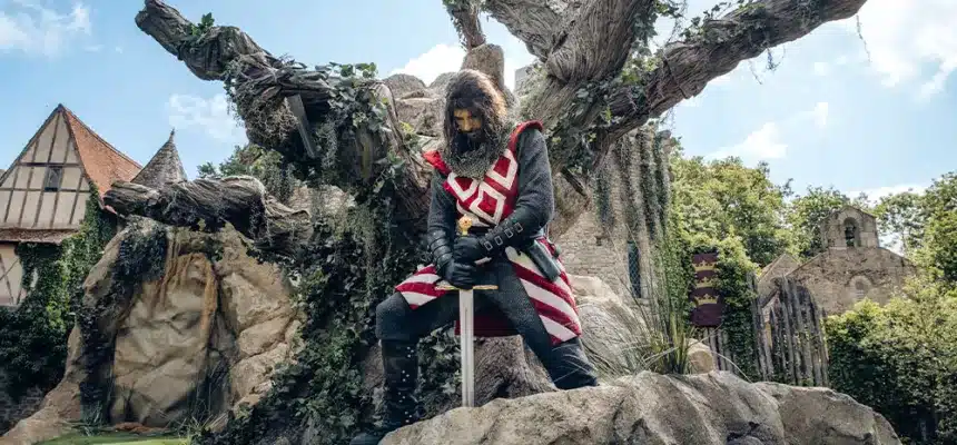 Tristan retire Excalibur dans le spectacle L’Épée du Roi Arthur au Puy du Fou