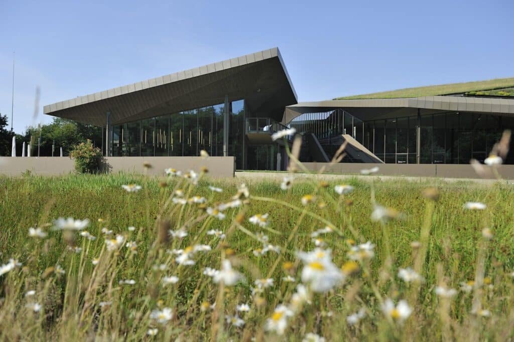 Le bâtiment contemporain de l'Historial de la Vendée aux Lucs-sur-Boulogne