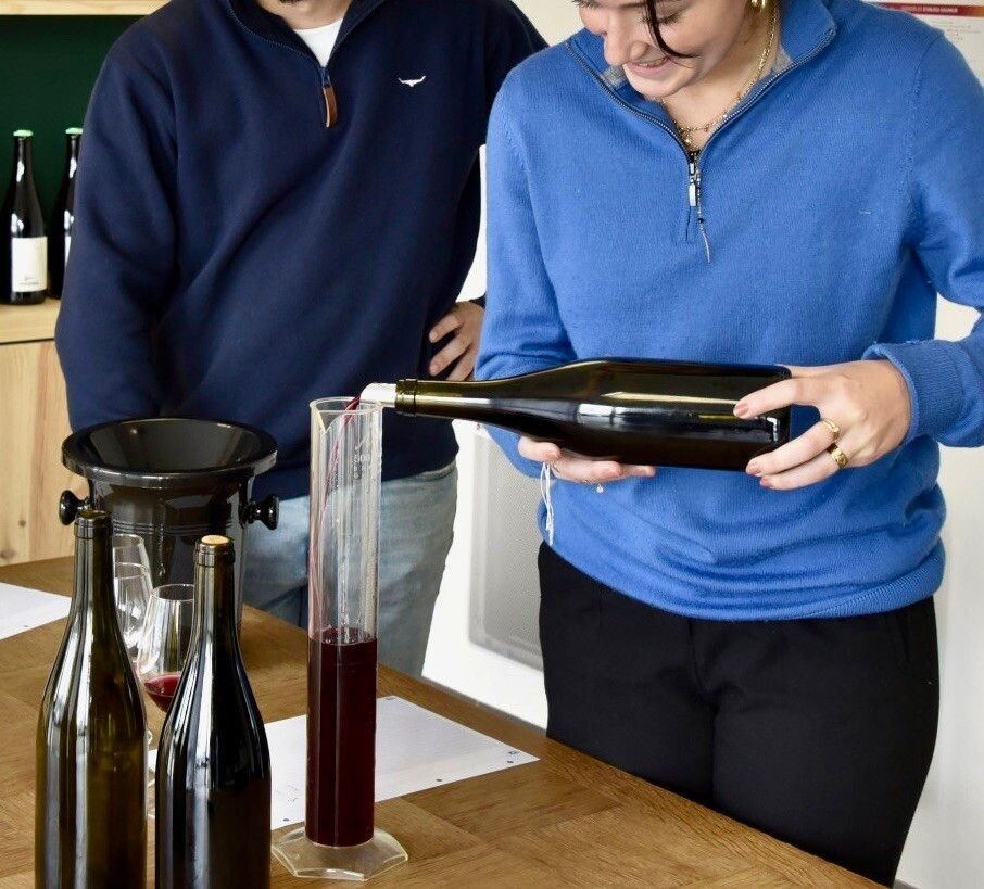 Assemblage de vin dans un chai urbain à Mouilleron-le-Captif