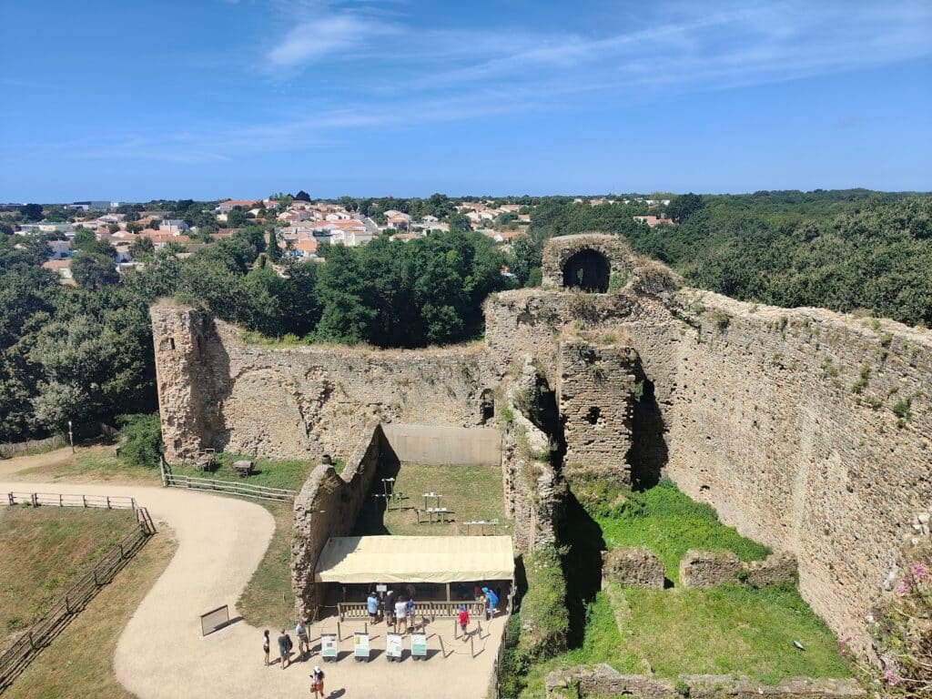 Vue de la cour intérieure du Château de Talmont en Vendée