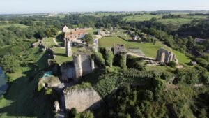 Les remparts du Château de Tiffauges vus depuis la cour