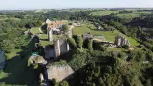 Les remparts du Château de Tiffauges vus depuis la cour