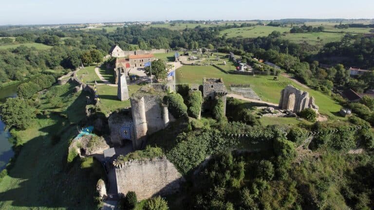 Les remparts du Château de Tiffauges vus depuis la cour