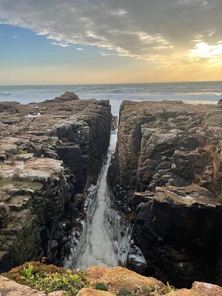 La faille du Puits d'Enfer sur la corniche des Sables-d'Olonne