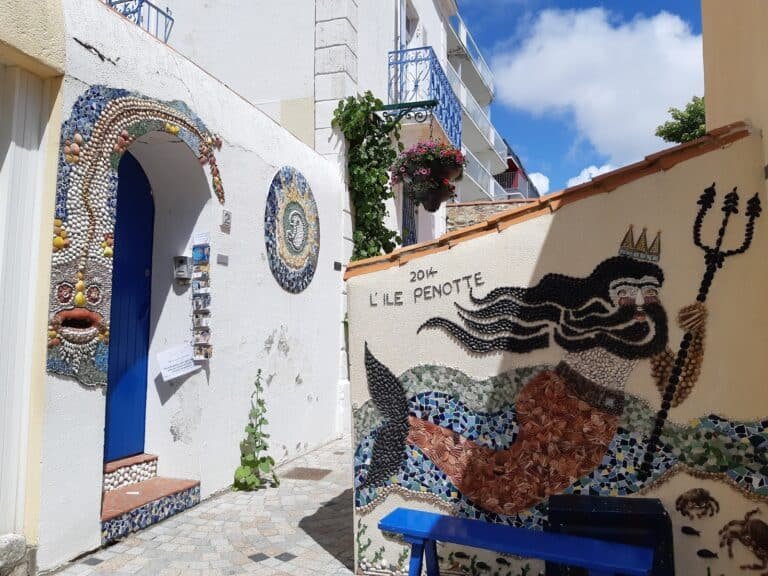 Fresque en coquillages sur une façade de l'Île Penotte aux Sables-d'Olonne