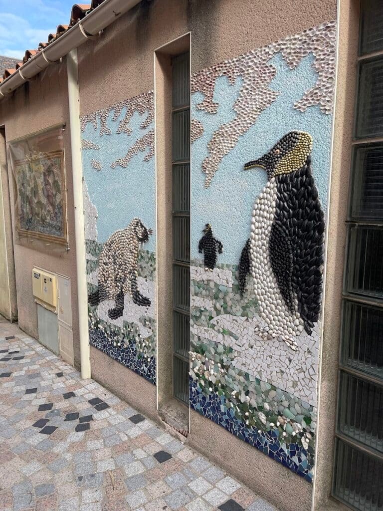 Ruelle piétonne de l'Île Penotte décorée de mosaïques de coquillages