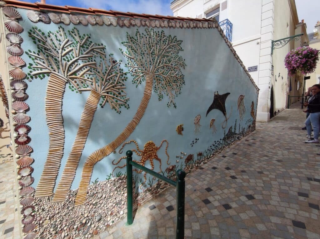 Détail d'une fresque de l'Île Penotte composée de coquilles Saint-Jacques