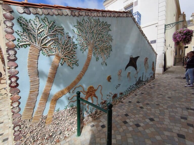 Détail d'une fresque de l'Île Penotte composée de coquilles Saint-Jacques