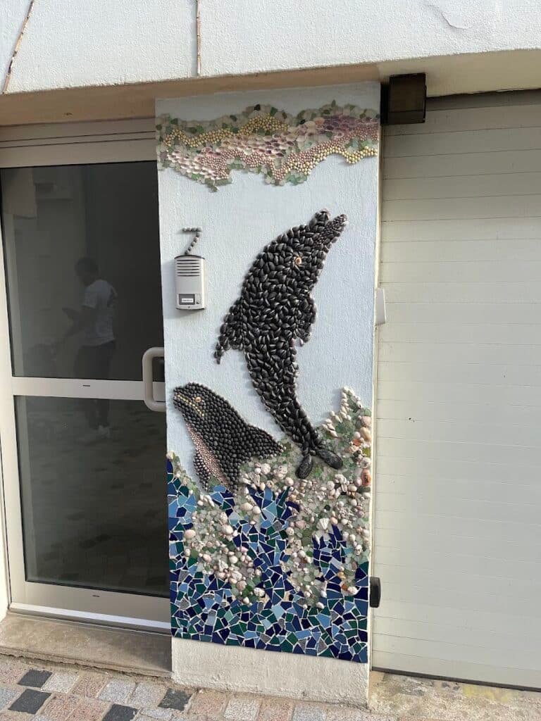Mur peint et coquillages du quartier de l'Île Penotte
